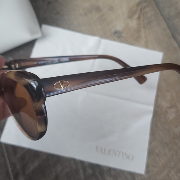 Valentino V635S Beige Horn sunglasses